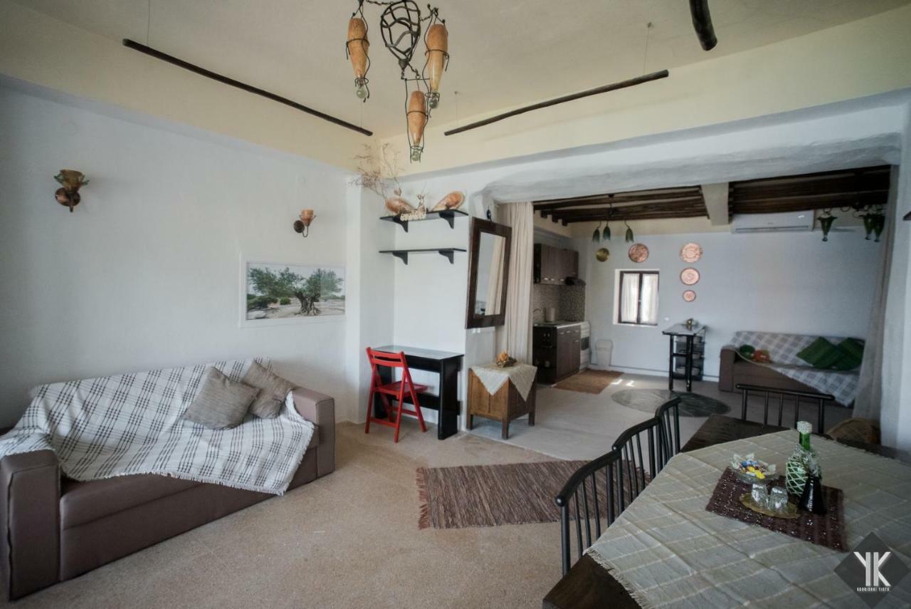 Komissa΄S Beach House Agia Pelagia  Bagian luar foto